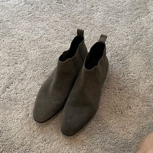Men’s gray Suede Chelsea Boots